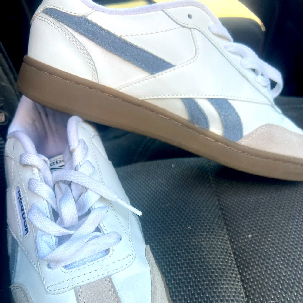 Reebok White Sneakers with Blue Accents and Gum Sole Womens 8.5 euc